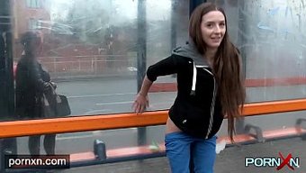 Ingiliz Sergici Leyla Morgan Göğüslerini Sergiliyor Ve Halka Açıkta Işeyor
