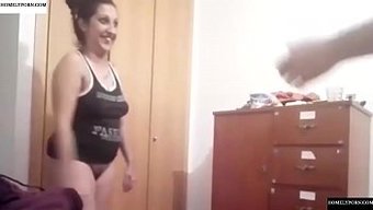 Iyi Donanımlı Bir Çift, Milf'In Amını Yalıyor Ve Sikiyor.