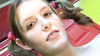 Bu Videoda Genç Kız (18+) Amını Yalatıyor Ve Götünü Derinlemesine Siktiriyor