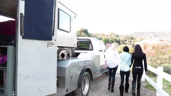 Üç Çarpıcı Kadın Sıcak Bir Lezbiyen Üçlüsünü Paylaşıyor