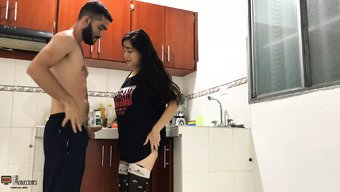 Ince Kız Mutfakta Amını Siktiriyor - Ispanyol Porno