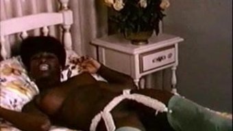 Klasik Amerikan Siyah Yıldız Regina Christina, Tüylü Retro Zevkte