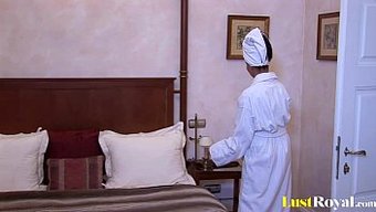 Sarışın Mercedesz Yatak Odasında Vahşi Bir Anal Yolculuğun Tadını Çıkarıyor