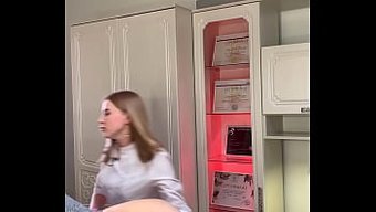 Bu Muhteşem Webcam Videosunda Çarpıcı Bir Sarışının Amını Traşlı Ve Islak Hale Getirmesini Izleyin.