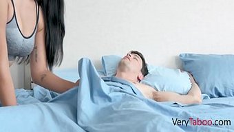 Genç (18+) Üvey Kız, Üveyın Annesi Tarafından Sert Bir Videoda Beceriliyor