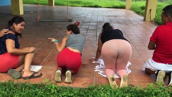 Yoga Tutkunları Pantolon Çoraplarıyla Sıcak Bir Videoda