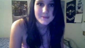 Amatör Bebek Webcam Erkek Arkadaşı Için Soyunuyor