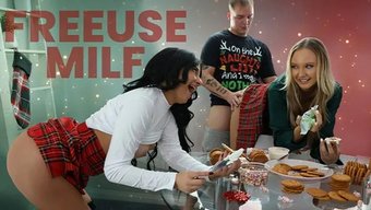 Olgun Bir Anne Ve Genç Üvey Evlatları Noel'De Sınırsız Bir Şekilde Seks Yaparlar.