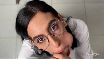 Alicia Trece, Mini Etekli Bir Sekreter Olarak Anal Solo Yapıyor.
