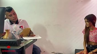 Genç Üniversite Kızı, Patronuyla Işe Giderken Yolunu Baştan Çıkarıyor, Hardcore Ispanyol Pornosu.