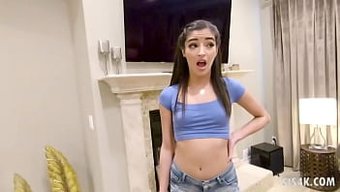 Minyon Emily Willis, Üvey Kardeşiyle Tabu Bir Buluşmaya Dalıyor