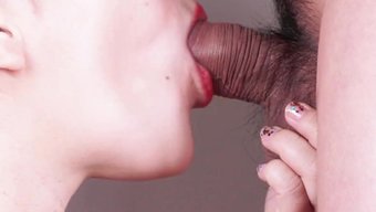 Taylandlı Genç Çiftin Oral Becerileri, Boşalma Dolu Bir Sona Yol Açıyor