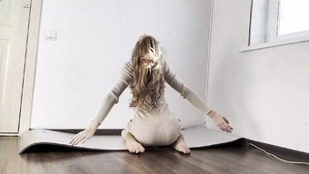 Ince Tanrıça Inanılmaz Yoga Becerilerini Ve Ayaklarını Sergiliyor