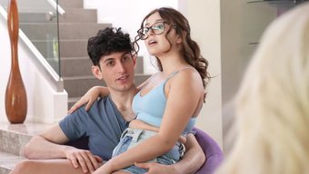Gençler, Hustler'De Olgun Çiftlerle Cinsel Ilişkiler Yardımıyla Yatakta Deneyim Kazanıyor