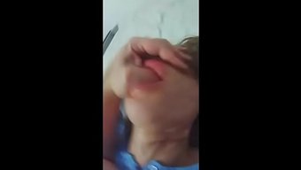 Bir Kadın, Arkadaşı Tarafından Bu Ateşli Videoda Sikerken