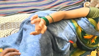 Hintli Bir Kız, Kocasını Arkadaşıyla Ateşli Bir Şekilde Aldattı.