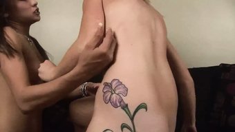 Amatör Esmer Melanie Master, Lezbiyen Videoda Asyalı Ariel Rose'U Domine Ediyor