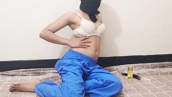 Biseksüel Üniversite Öğrencisi Yurt Odasında Patlıcanla Mastürbasyon Yapıyor