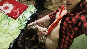 18 Yaşındaki Kız Arkadaş, Pov Videosunda Cunnilingus Ve Ev Yapımı Sikişin Tadını Çıkarıyor
