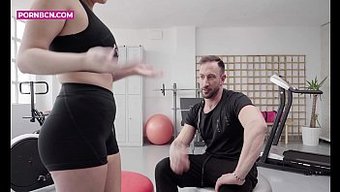 Büyük Göğüslü Ve Büyük Popolu Genç Latin, Kaslı Antrenörü Tarafından 4k'Da Dar Amını Siktiriyor