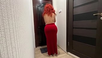 Kıvrımlı Vücudu Ve Büyük Bir Poposu Olan Olgun Kadın, Üvey Oğlundan Anal Alıyor