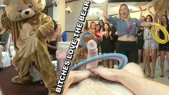 Krista James Ve Brooke Taylor, Bekarlığa Veda Partisinde Erkek Bir Striptizcinin Tadını Çıkarıyorlar