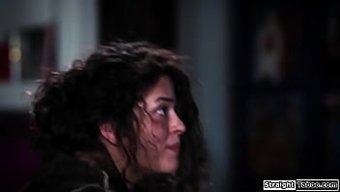 Kocasının Büyük Yarağı Sıcak Videoda Derinlemesine Boğazına Alıyor Ve Üzerinde Sürüyor