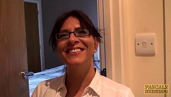 Sert Bir Milf Olan Amber Rodgers, Çoraplarla Anal Seks Ve Yüzüne Boşalma Alıyor