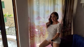Bir Kadın, Kocası Iş Seyahatindeyken Komşusu Tarafından Sikerken.