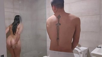 Havluyu Üvey Kız Kardeşimden Sakladım Ve Yakınlaştık.