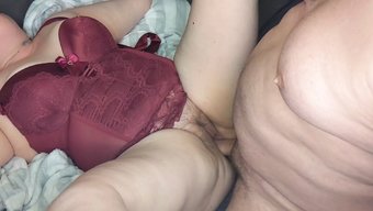 Iç Çamaşırı Giyen Tombul Ingiliz Milf Sert Bir Şekilde Beceriliyor