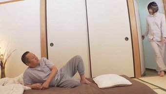 Japon 18 Yaşındaki Güzellik, Üniformasıyla Poposunu Yalatıp Siktiriyor