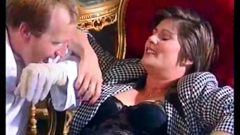 Bir Alman Milf, Tıbbi Eldivenler Ve Naylonlar Giyerken Fisting Ediliyor