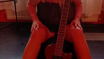 En Büyük Göğüsler Ve Gitar: Baştan Çıkarıcı Bir Sahne