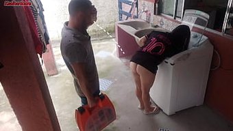 Ev Hanımı, Kocası Uzaktayken Teknisyene Arkasını Sunuyor