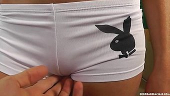 Yüzüne Boşalma Alan Porno Yıldızı Sert Bir Sakso Çekiyor Ve Yüzüne Sikişiyor