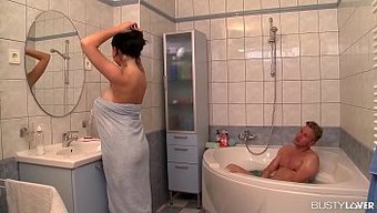 Avrupalı Milf Shione Cooper, Büyük Göğüslerini Sert Bir Şekilde Siktiriyor
