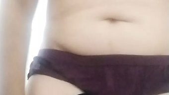 18 Yaşındaki Hintli Kız Mastürbasyon Yapıyor Ve Kendini Yumrukluyor