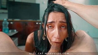 Üvey Annenin Büyük Göğüsleri Ve Kıvrımlı Vücudu Bu Videoda Dikkat Çekiyor