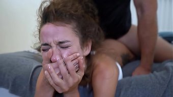 Orospu Çığlık Atıyor Ve Bağırırken O Sikiliyor