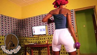 Afro Model, Büyük Yarraklı Arkadaşıyla Bir Oyun Üzerinden Samimi Oluyor