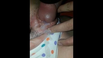 Sissy Orospu Bir Vibratör Alır Ve Boşalır