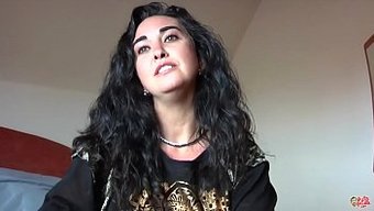 Büyük Göğüslü Bir Fahişe Ve Iki Büyük Aletli Erkekle Vahşi Üçlü