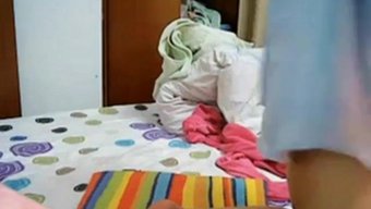 Doğal Büyük Göğüslü Asyalı Kamera Kızı Kamerada Performans Sergiliyor