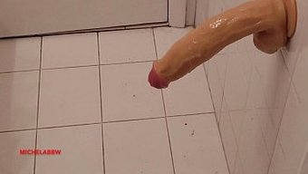 Banyoda Büyük Bir Dildo Ile Tek Başına Mastürbasyon