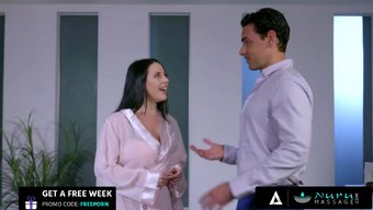 Angela White, Hoşlandığı Bir Adama Nuru Masajı Yapıyor.
