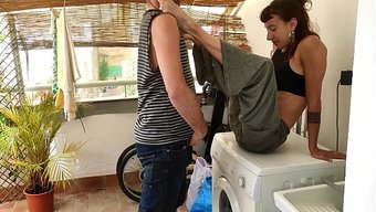 Çamaşır Makinesinde Gerçek Amatör Seks, Çeşme Gibi Fışkırıyor.
