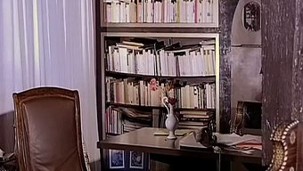 Bu Klasik Grup Seks Videosunda Sakso Çekiliyor