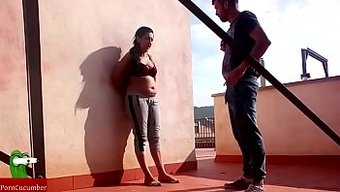 Giyimli Çift Terasta Açık Havada Seks Yapıyor. Oral Ve Parmak Oyununu Içeriyor