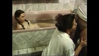 5357363'Te Babayla Sıcak Bir Banyo